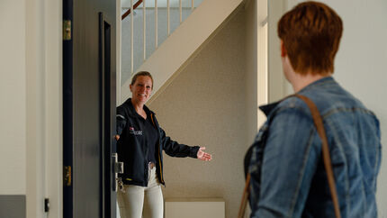 Anne opent de deur voor een potentiële huurder
