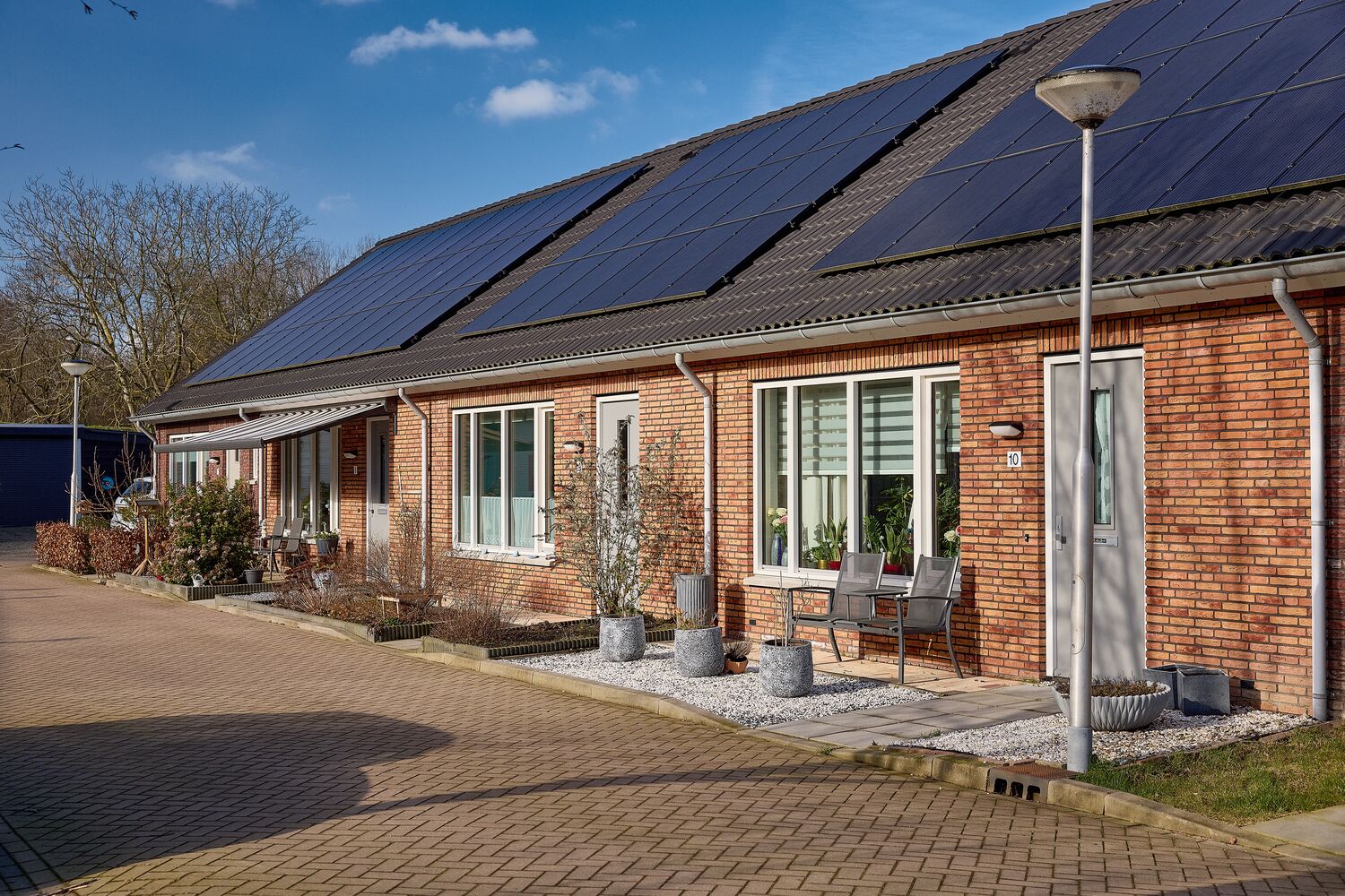 Zonnepanelen op woningen aan het Wilhelminaplein in Heinenoord.