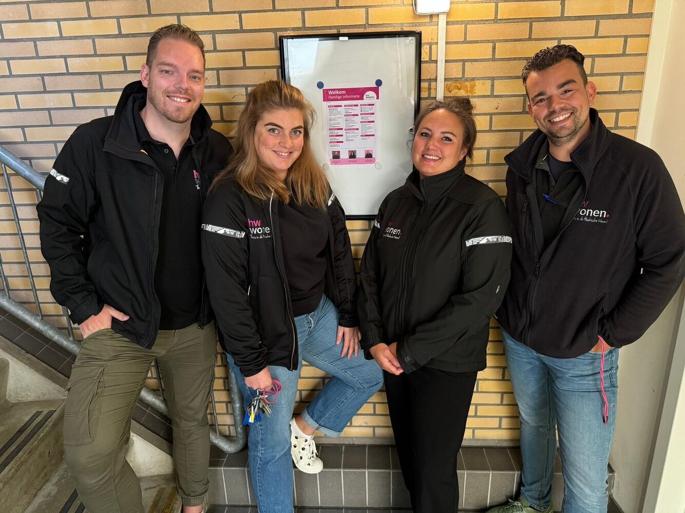 V.l.n.r. wijkbeheerders Dion van Rijn, Danielle Heuser, Stephanie de Faria en Ricardo Verheij bij een van de nieuwe borden.